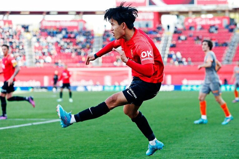 久保建英が“不可解判定”に怒った！ ラフプレーに抗議→イエローも…「バモス！クボ」とファンが信頼する理由〈撮影者の視点〉(52)