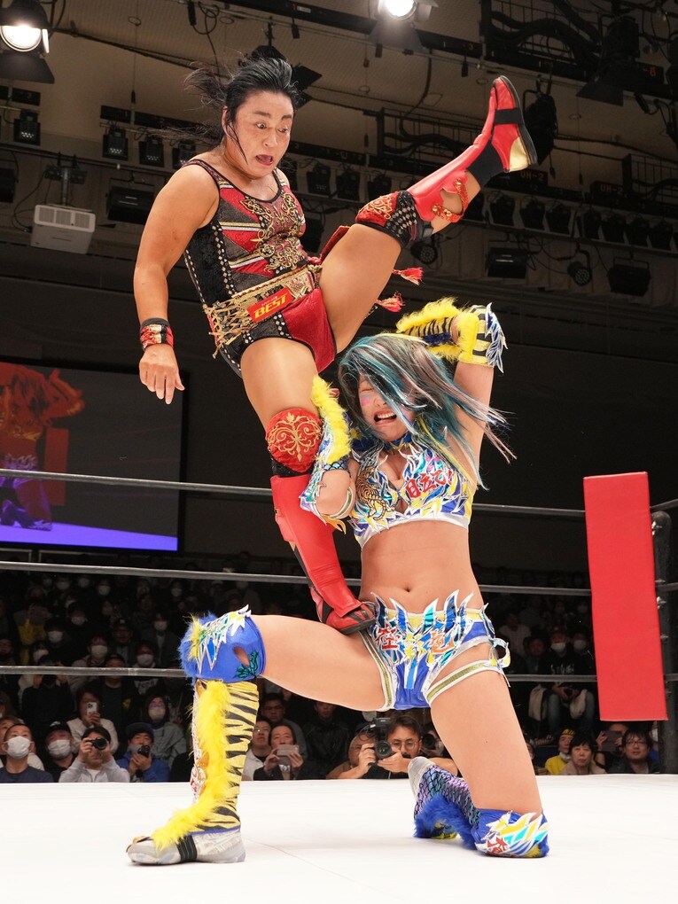 里村明衣子のスコーピオライジングをブロックするウナギ・サヤカ　©Essei Hara