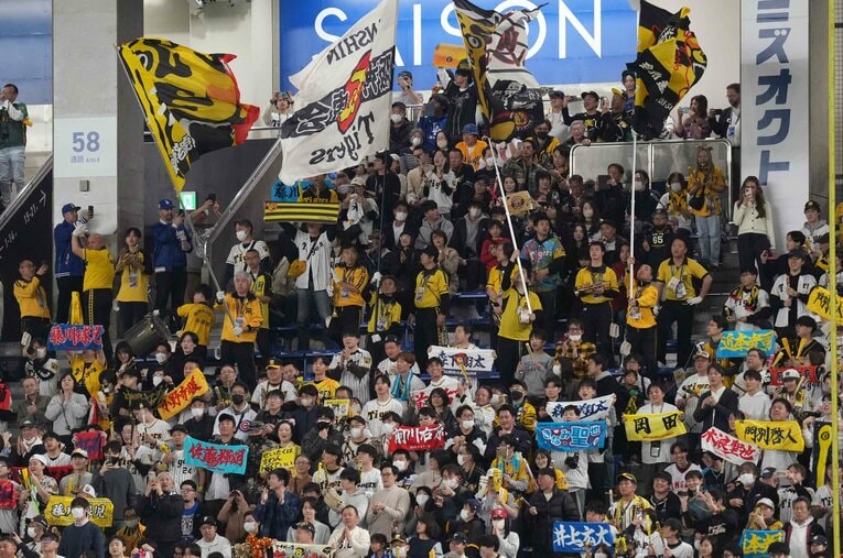 ドジャース番記者が感動したという「阪神ファンの応援熱」 ／ photograph by AFLO