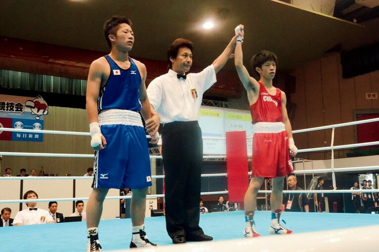 2012年インターハイのライトフライ級決勝で対戦した井上拓真（左）と田中恒成。この時は田中に軍配が上がった ／ photograph by Makoto Maeda