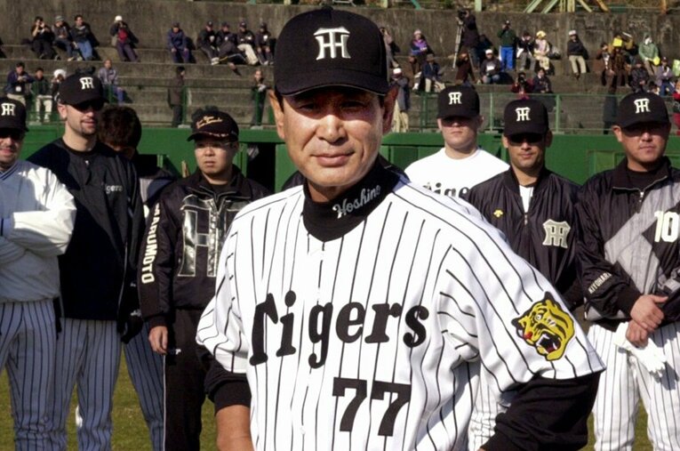 阪神時代の02年、20人超ものリストラを敢行した星野仙一監督。その裏にあった嫌われ役の存在とは ／ photograph by JIJI PRESS