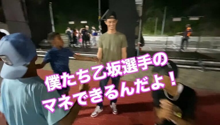 クリスマスイブの出店などがある会場でファンの子供たちに声をかけられる乙坂　写真は乙坂智YouTubeチャンネル『NICORAZON』より