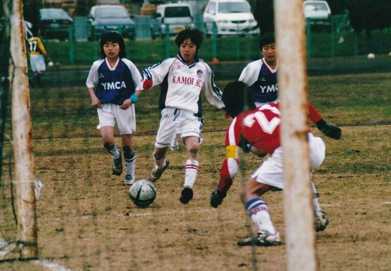 伊東の小学校時代。地元の鴨居SCで小1のときにサッカーを始めた　写真提供：利也さん