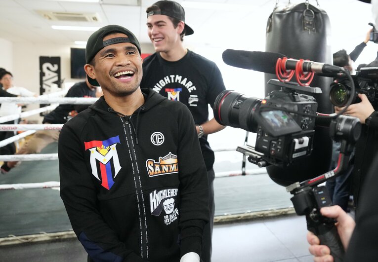 笑顔でメディアの取材に応じるタパレス　©Naoki Fukuda