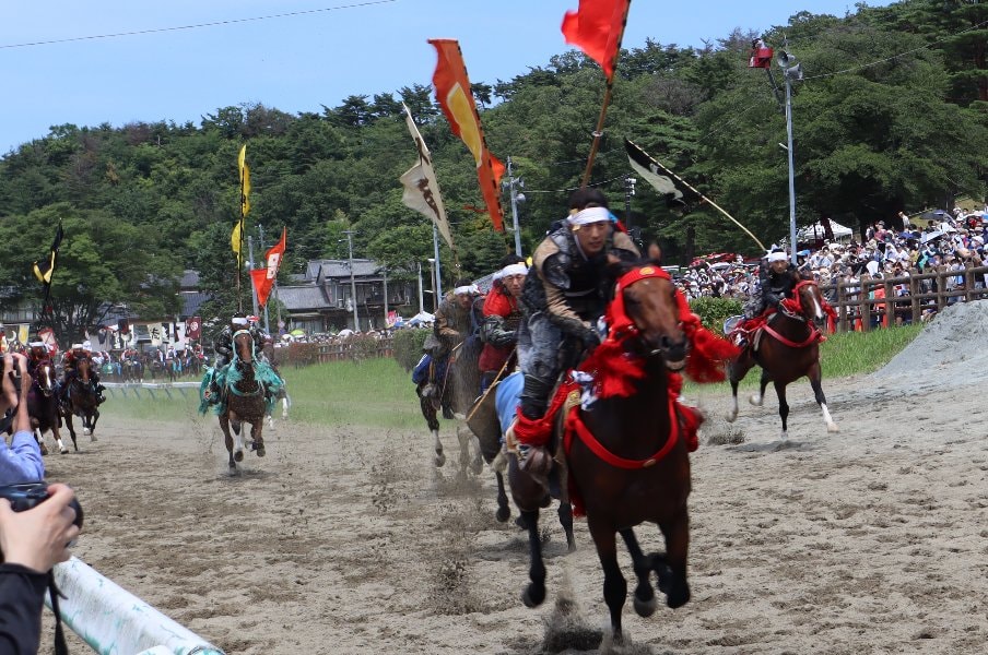 “あのゴルシ産駒”がツイッターで話題に…GI馬も登場、今年も“スターホースだらけ”の相馬野馬追がつくる第2の馬生「9割ほどが元競走馬」<Number Web> photograph by Akihiro Shimada