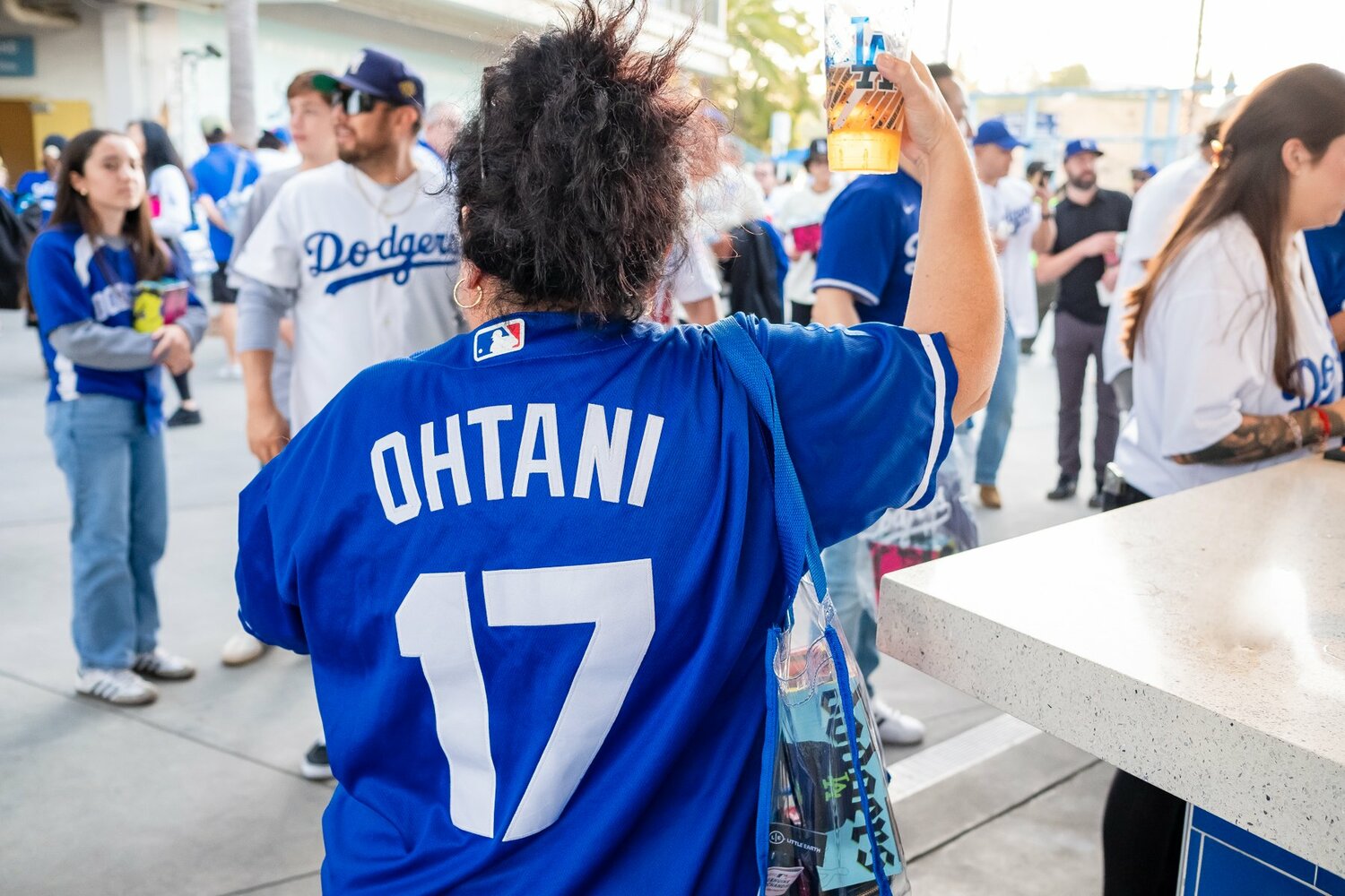オルタネイトブルーの大谷翔平ユニフォームを着たトニさん ©Miki Sano