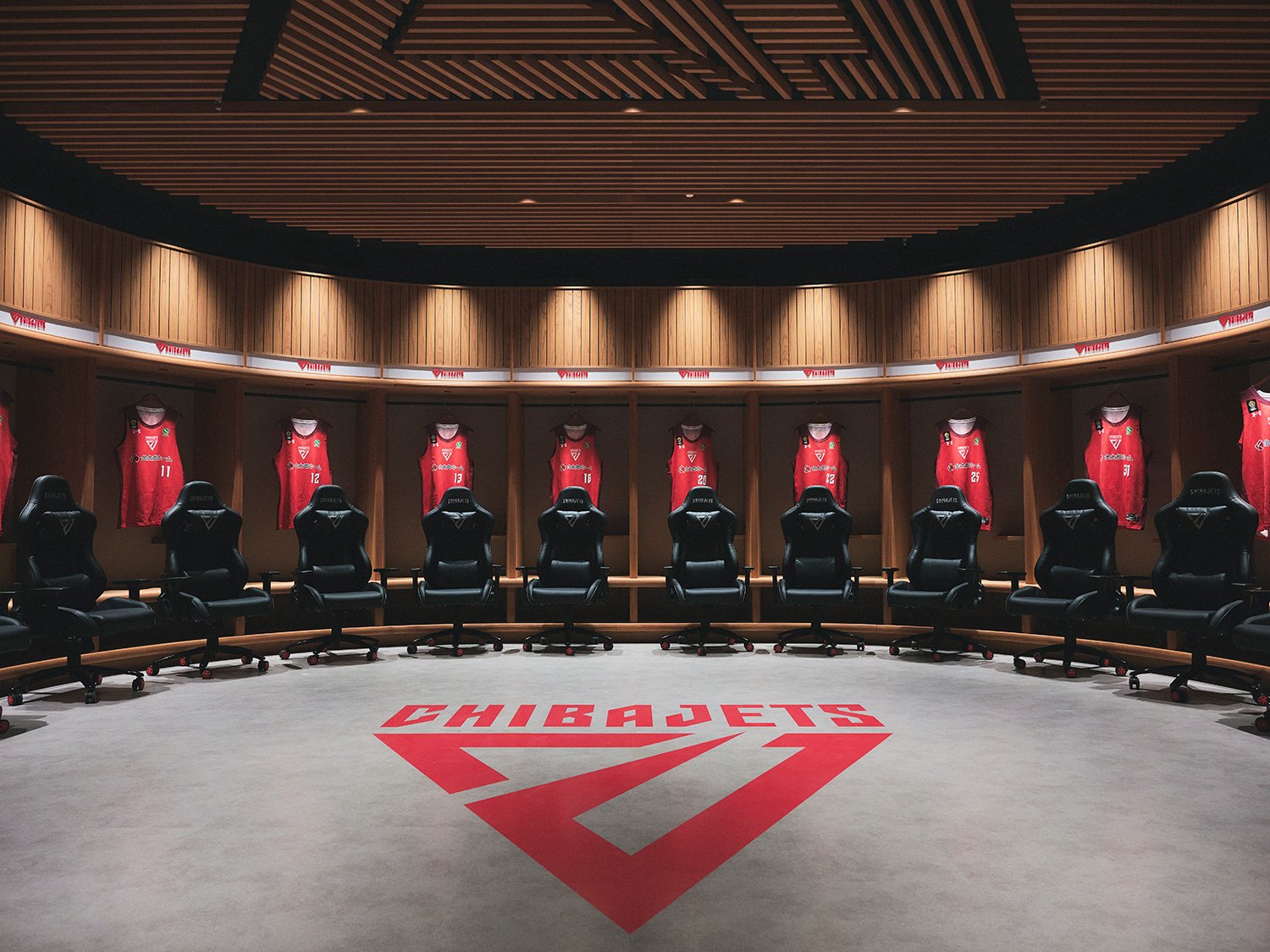 天井と床にチームロゴがデザインされたロッカールーム