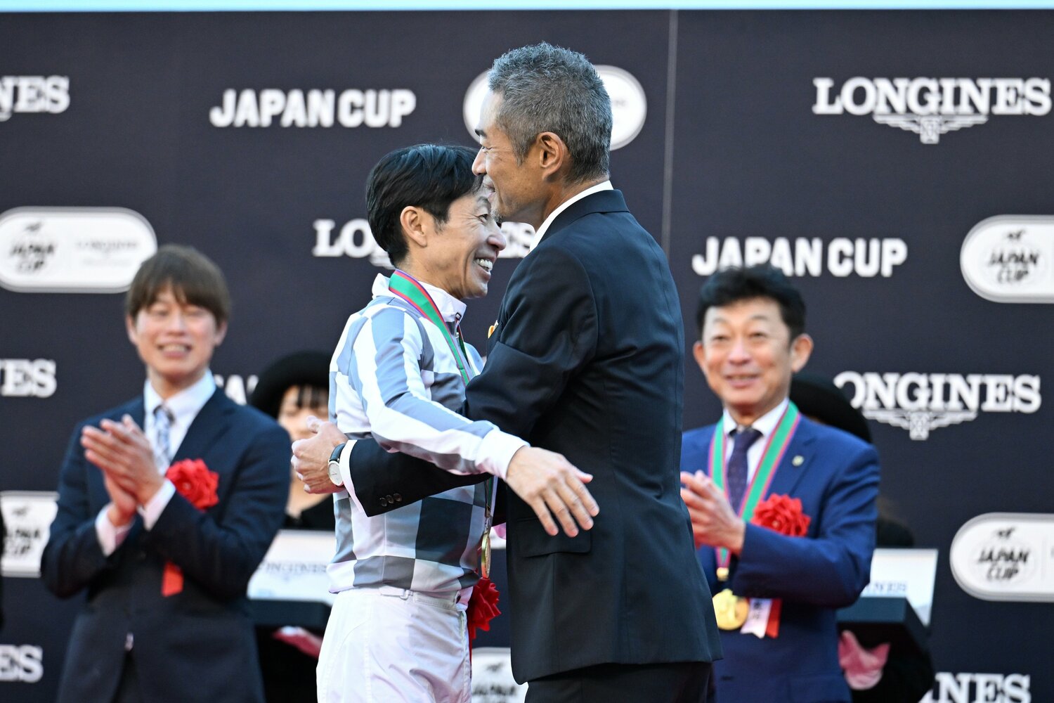 表彰式でプレゼンターのイチローとハグする武豊 ©Keiji Ishikawa