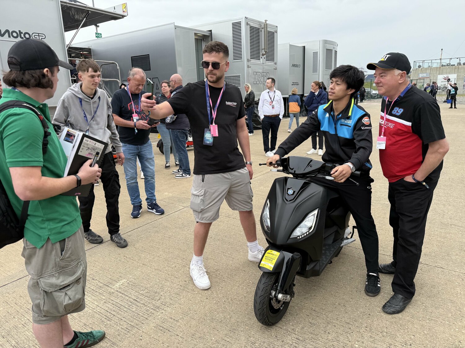 足の怪我のためスクーターで移動する小椋藍のファンサービス　©︎Satoshi Endo