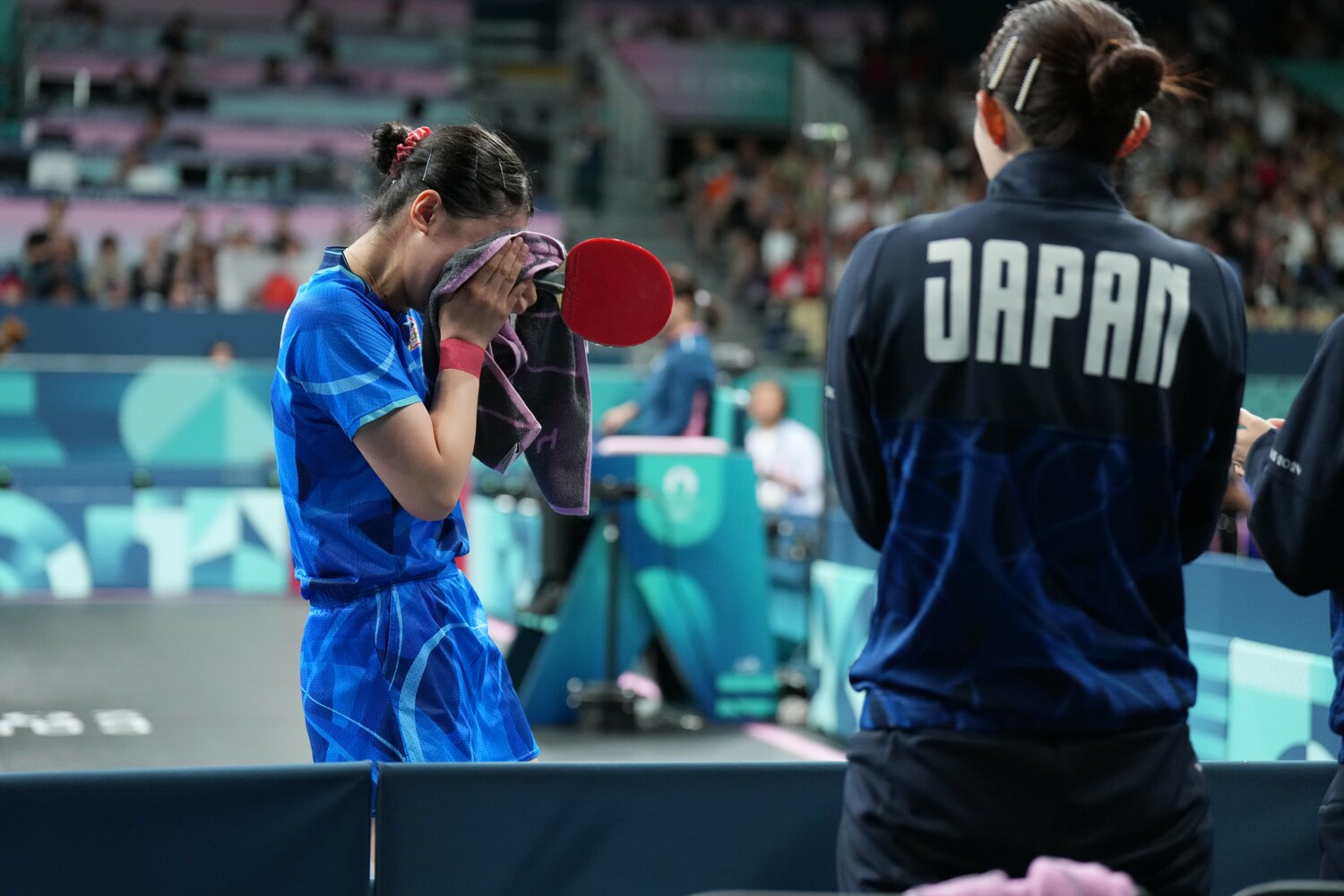 準決勝で勝利を決めた張本はタオルで顔を覆った　©Kaoru Watanabe/JMPA