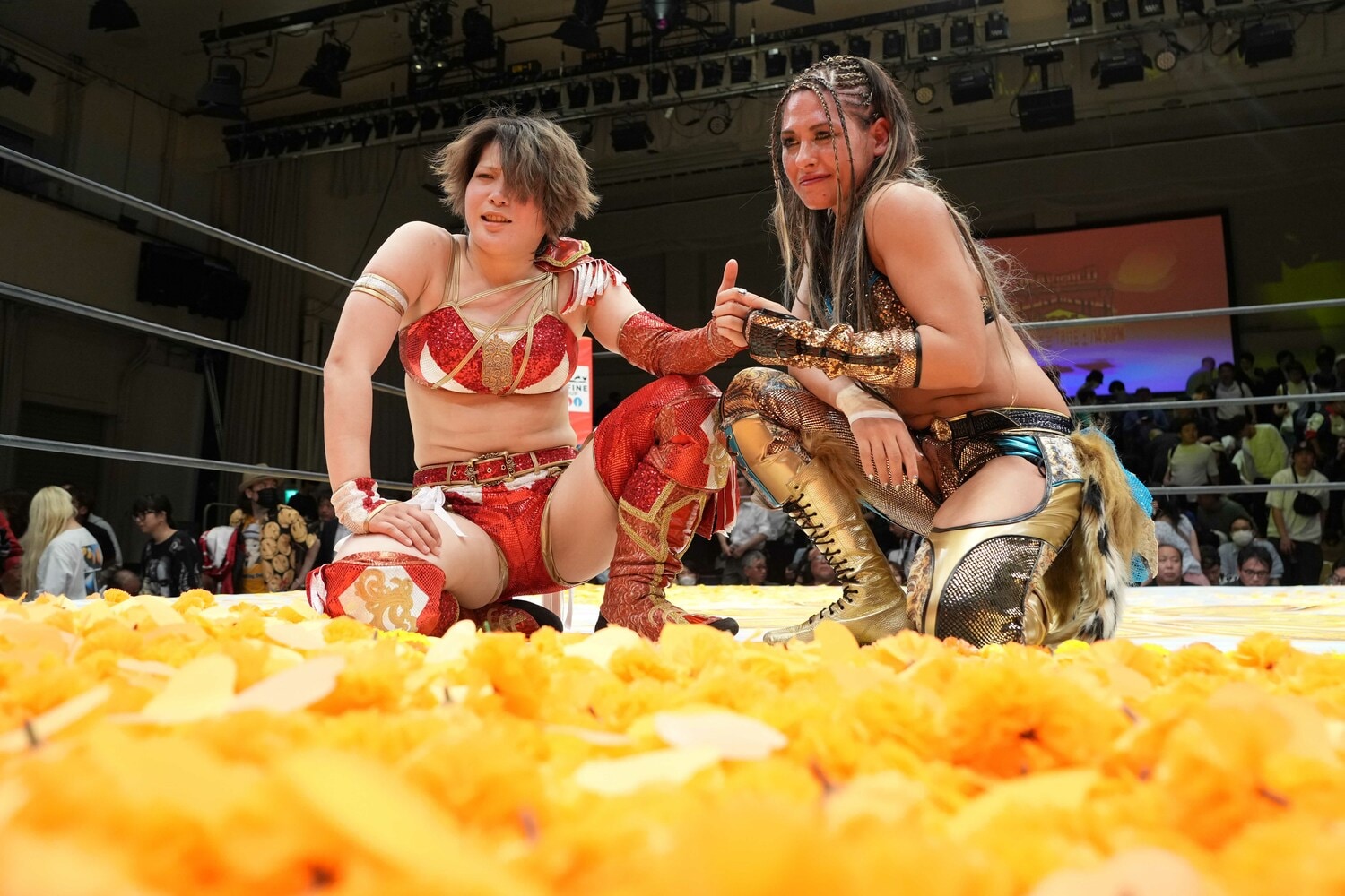 「黄金の花園」マリーゴールド旗揚げ戦を戦い終えた林下詩美とジュリア ©Essei Hara