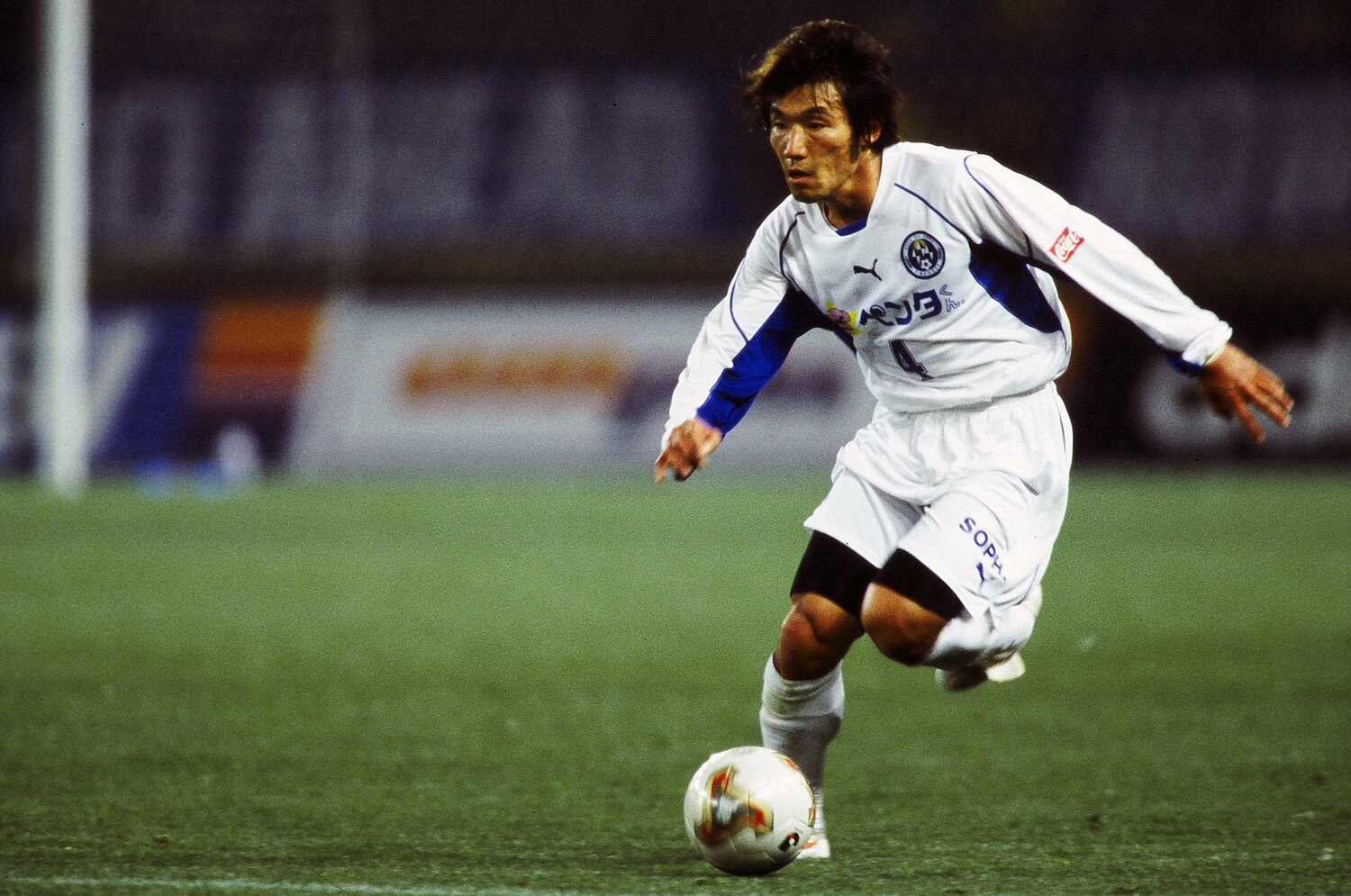 2003年、トリニータで現役選手だった頃の片野坂 ©J.LEAGUE