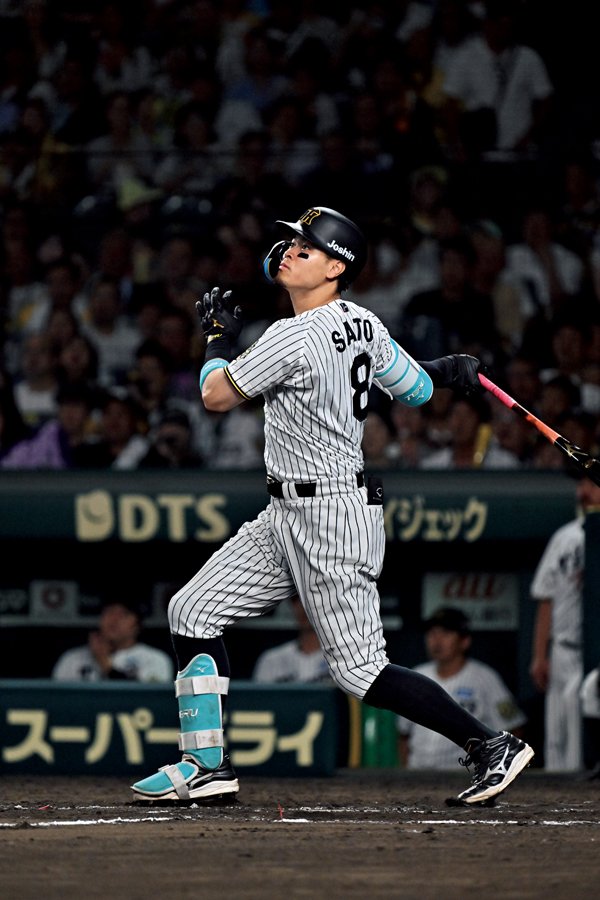 阪神の主砲・佐藤輝明はシーズン40本塁打、102打点で二冠に輝いた　©️Hideki Sugiyama