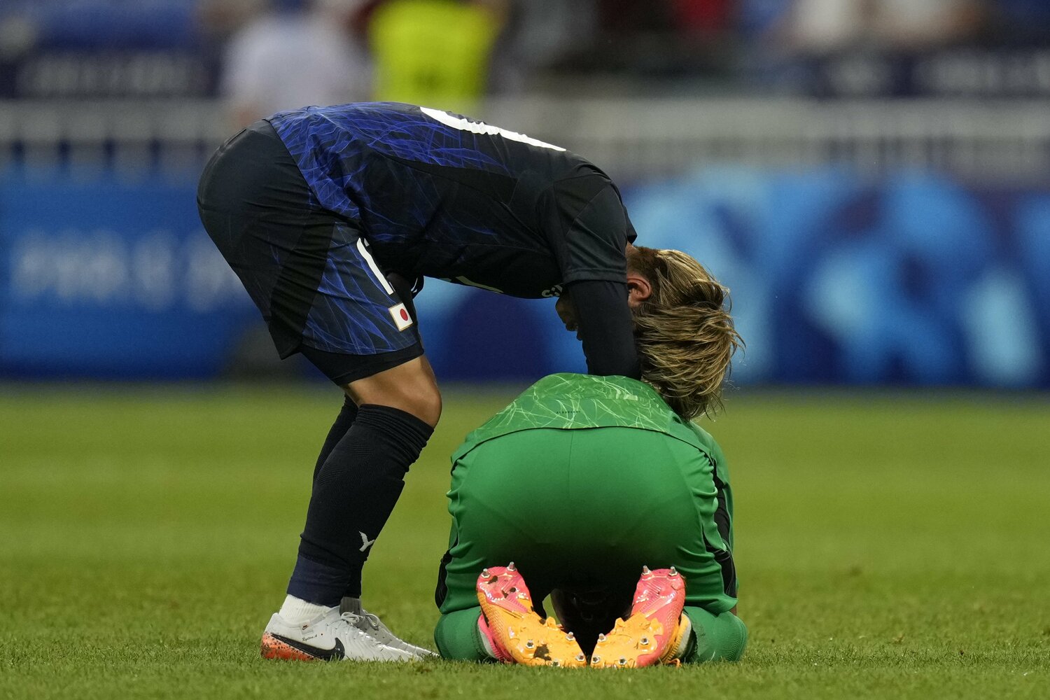 荒木も小久保とともに涙を流した　©AFLO