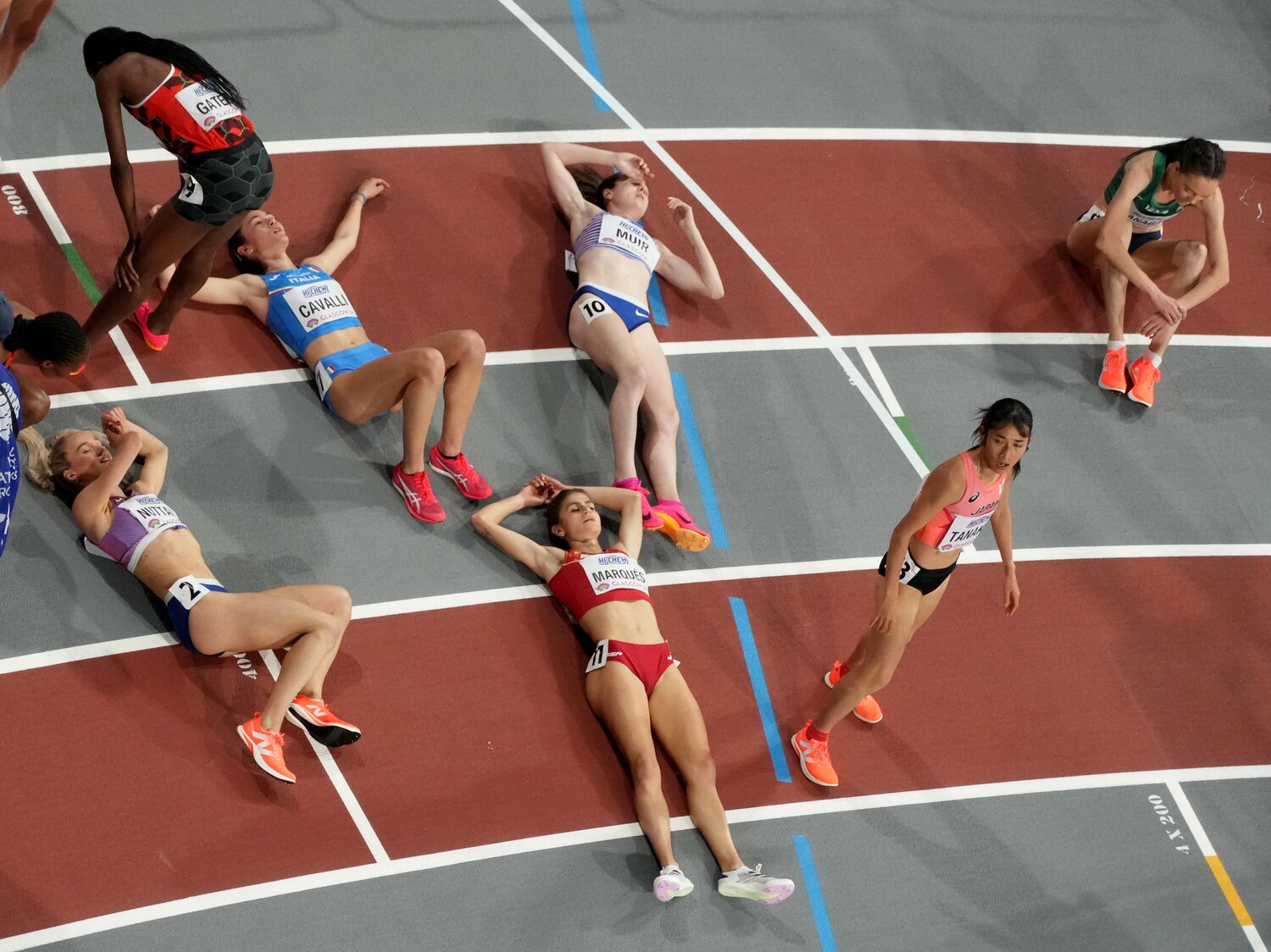 3000mレース後の様子。疲労困憊の選手たちのなかで8位入賞を果たした田中はひとり立ち上がり…  ©︎AFLO