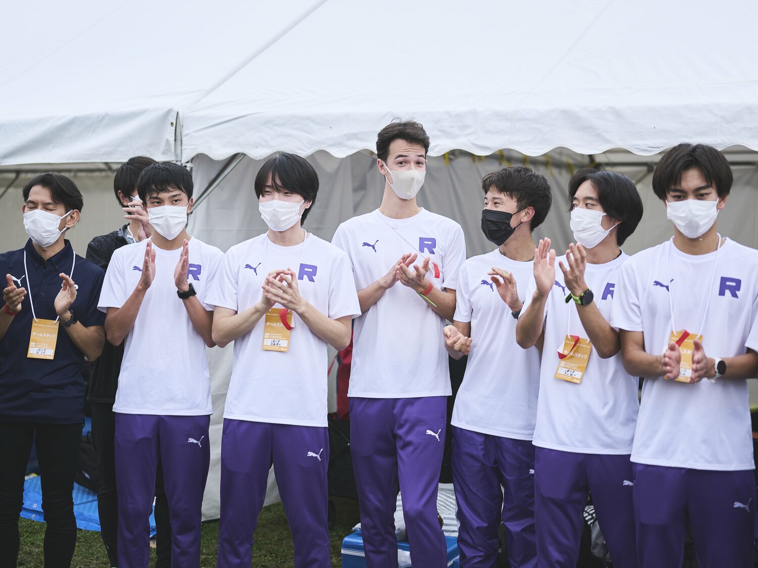 予選会の結果を待つミラーら立教大の選手たち　©Yuki Suenaga