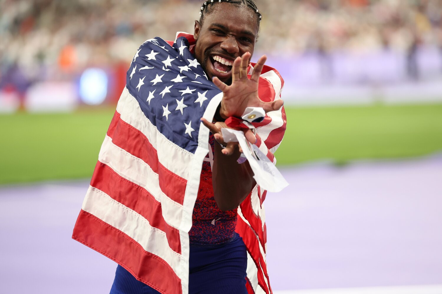 金メダルを獲得しかめはめ波のポーズで喜ぶアメリカのノア・ライルズ　©︎Ryosuke Menju/JMPA