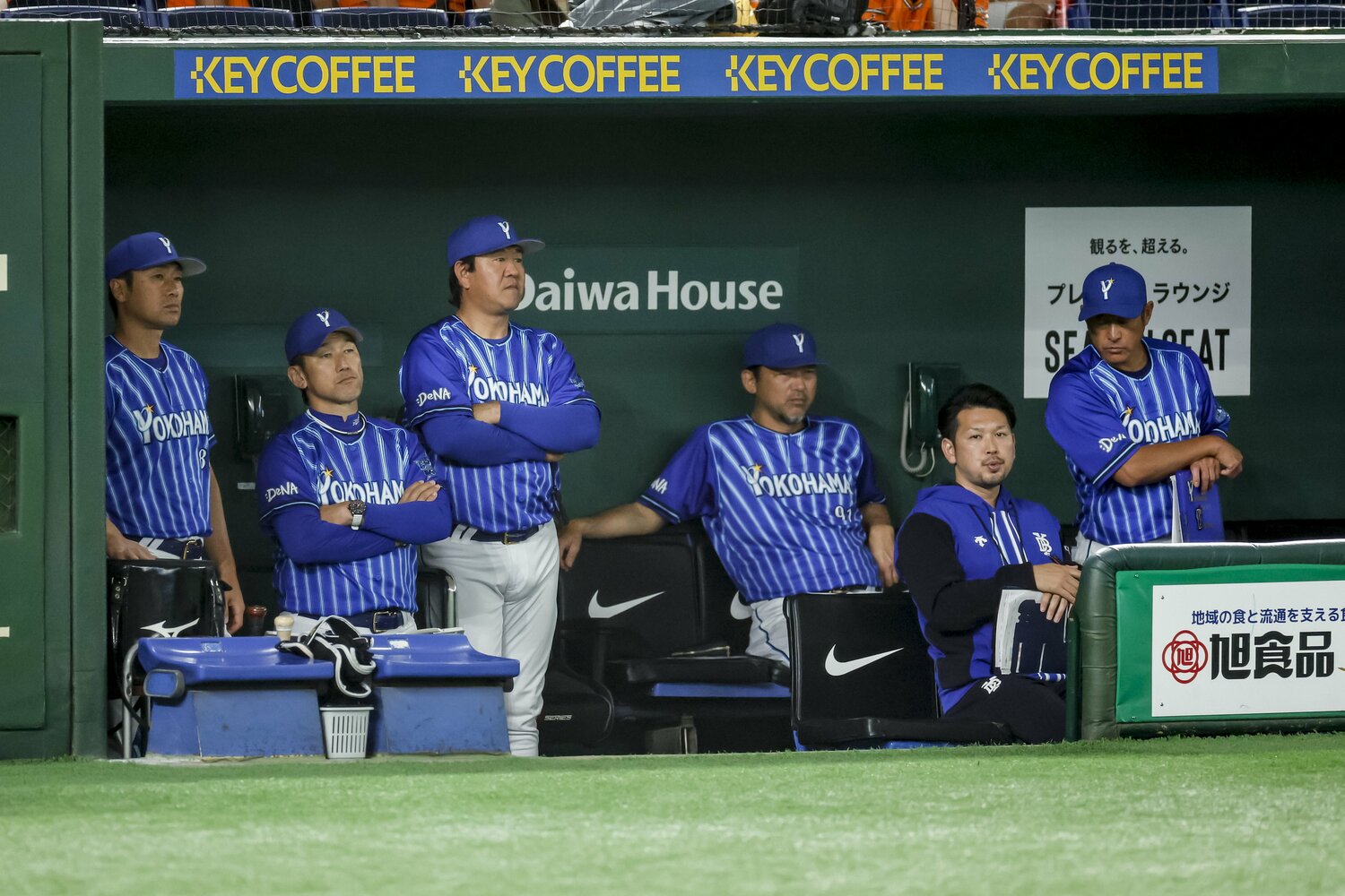 三浦監督を支えた昨季のコーチ陣。来年は同じコーチとしてチームを率いる立場に　©Kiichi Matsumoto