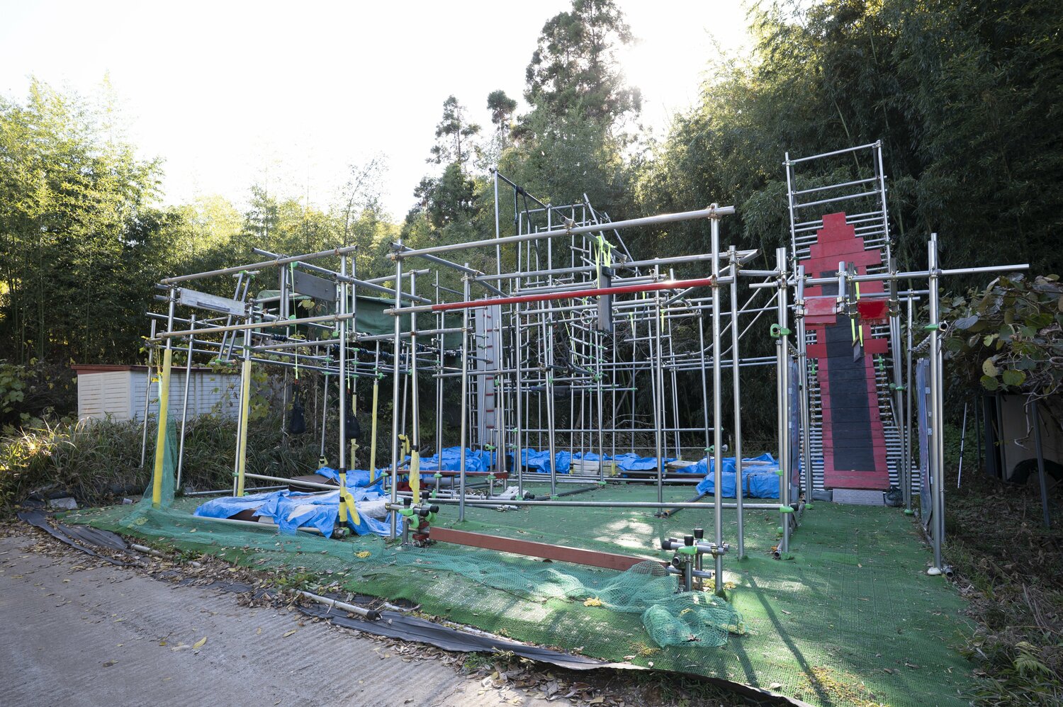 千葉市内の山奥にひっそりと存在するその「要塞」の主は…? ©Tadashi Hosoda