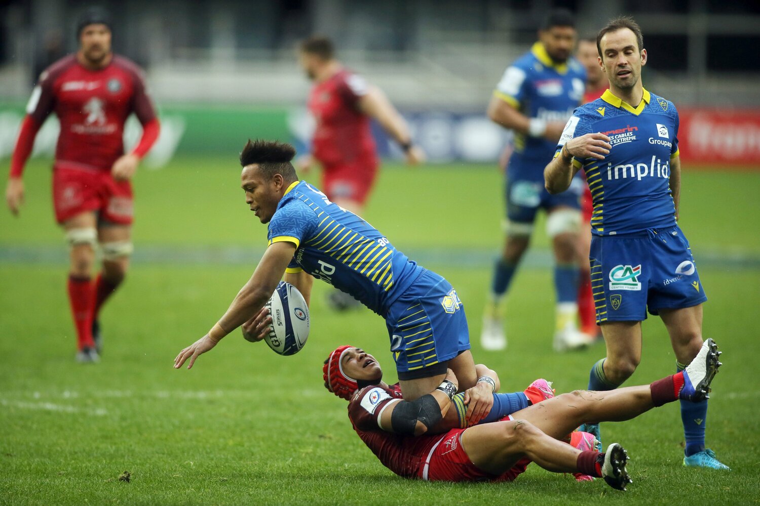 南アフリカ代表WTBチェスリン・コルビ（トゥールーズ）のタックルを受ける松島　©︎Getty Images