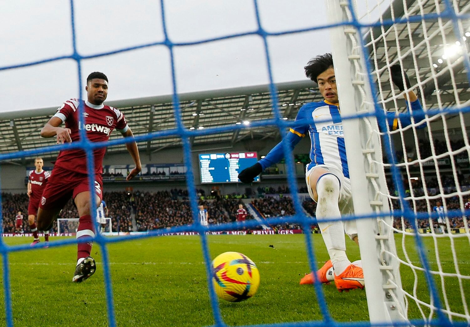 三笘のゴールシーン。パスカル・グロスのグラウンダーのクロスにスライディングで飛び込んだ（1／2枚）　©AFLO