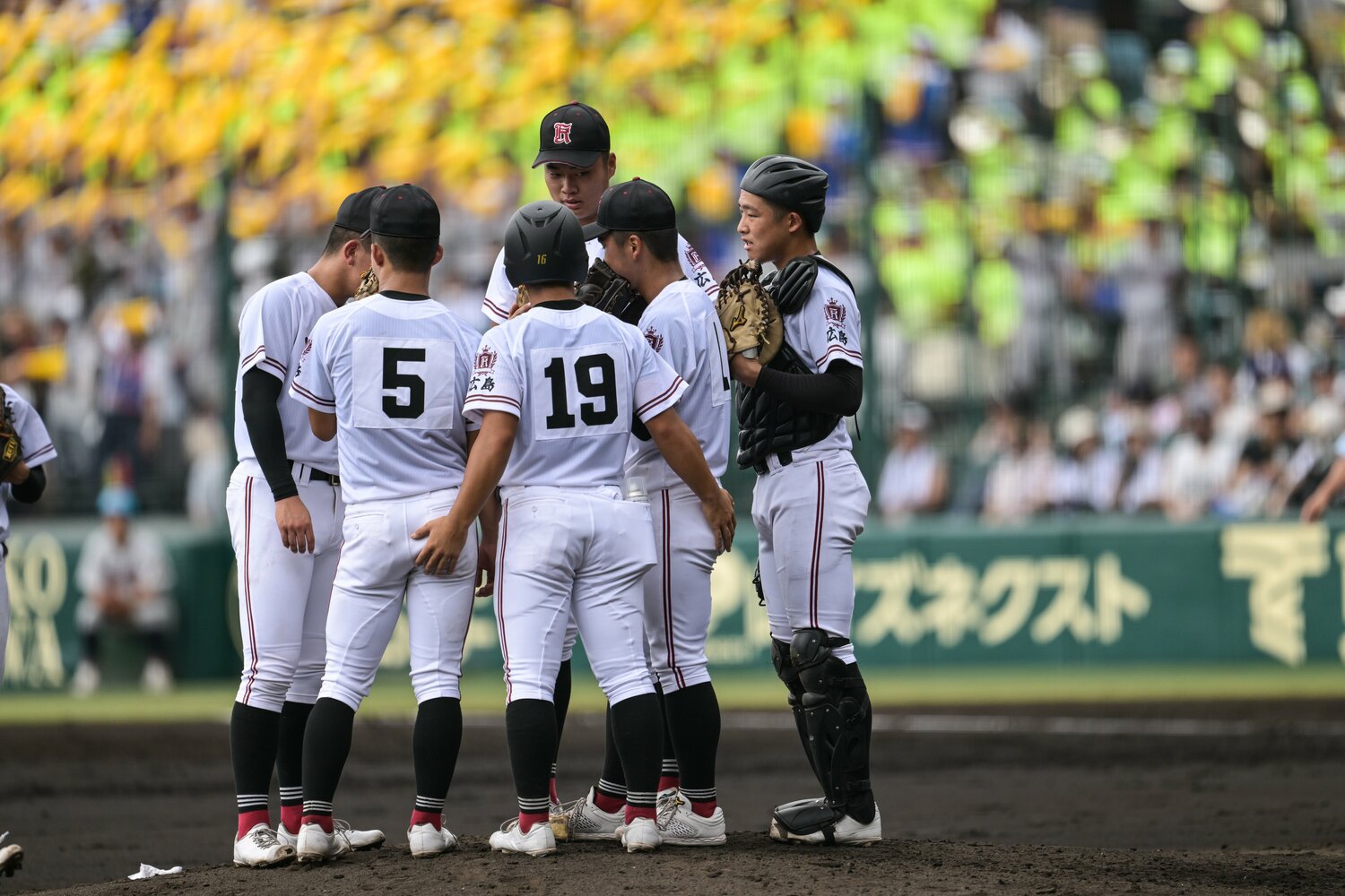 一際目をひく長身の真鍋（円陣中央）夏初Vを狙う　©︎Nanae Suzuki
