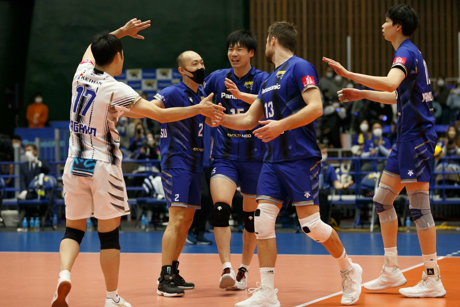 パナソニックパンサーズの一員として、Vリーグデビューを飾った大塚（中央）　©︎Panasonic PANTHERS