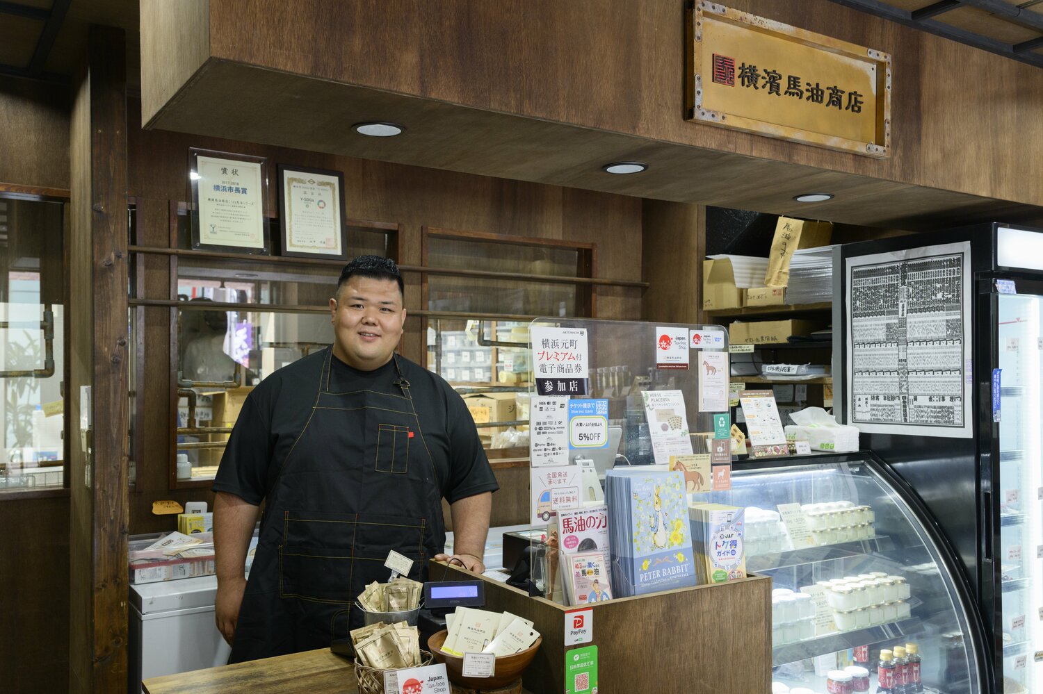打越さんが勤務する「横濱馬油商店 元町店」にて。普段は事務所での作業が多いが、自ら店頭に立つこともあるという　©︎Hirofumi Kamaya