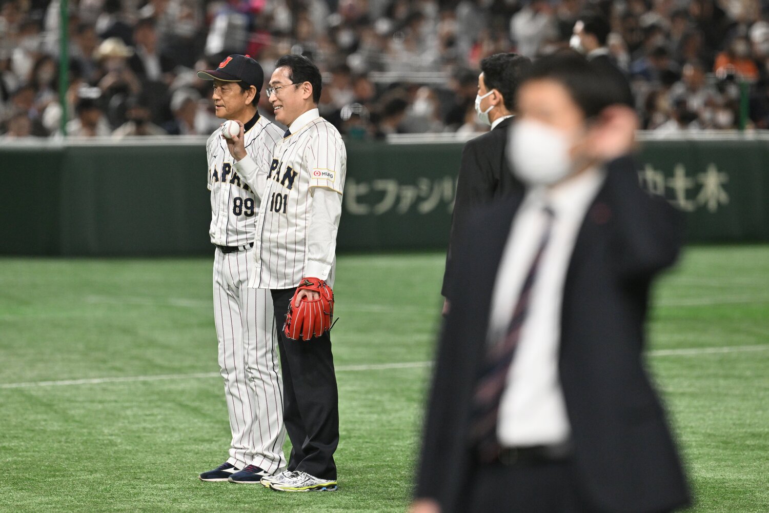 大暴投にもめげず、栗山英樹監督と笑顔で記念撮影　©Naoya Sanuki