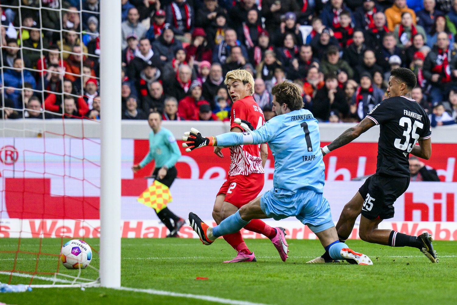 堂安の今季2点目。起点のヒールパスから、こぼれ球のレスポンスまで“らしさ”を発揮した　©DPA/JIJI PRESS