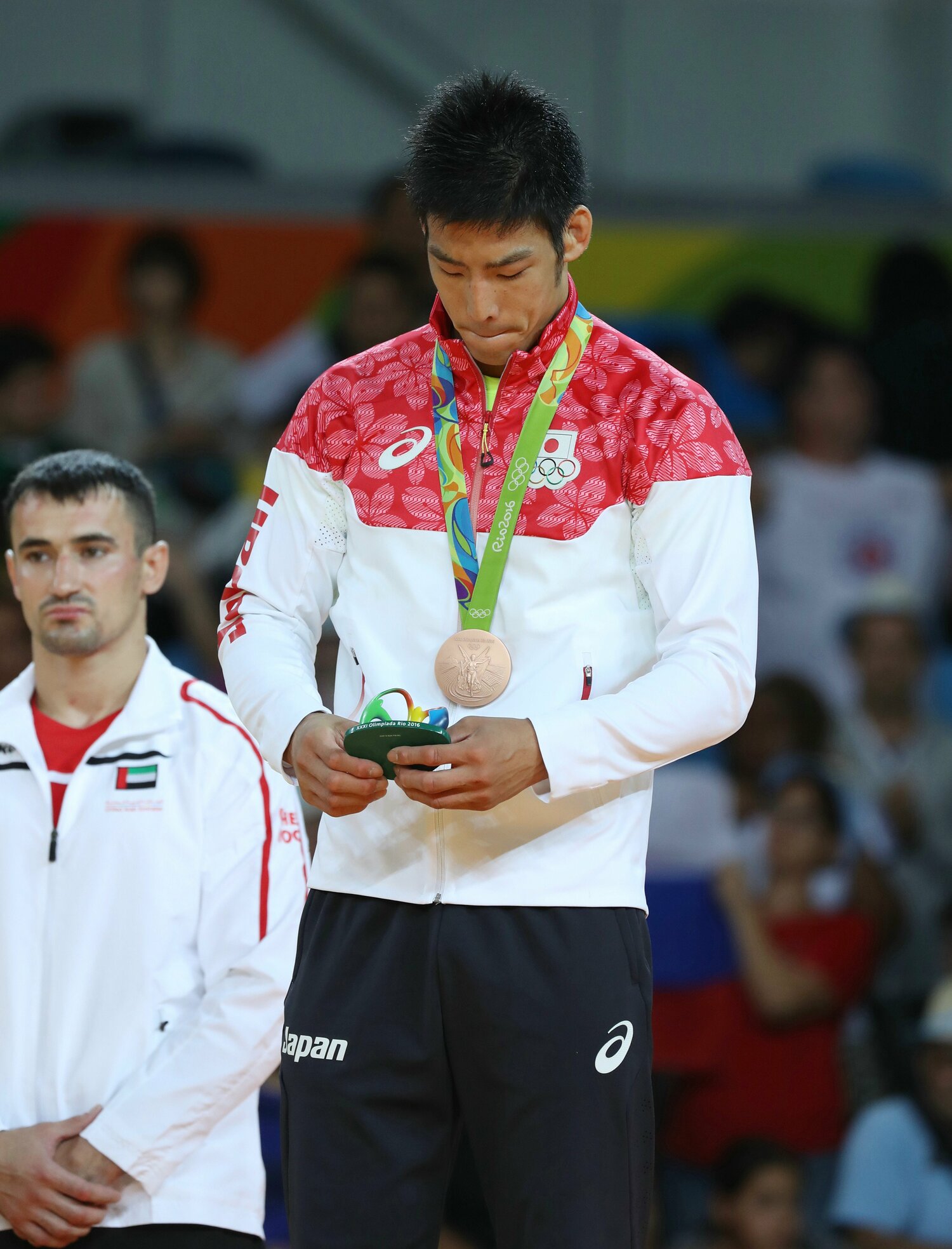 リオ五輪の表彰台で、銅メダルを胸に唇を嚙みしめた永瀬　©JIJI PRESS