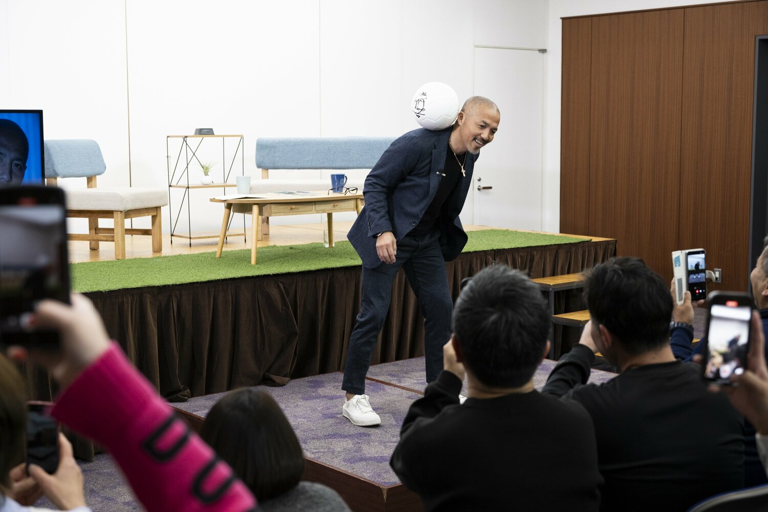 トークショーの最後には軽やかなタッチでリフティングも披露 ©Tomosuke Imai