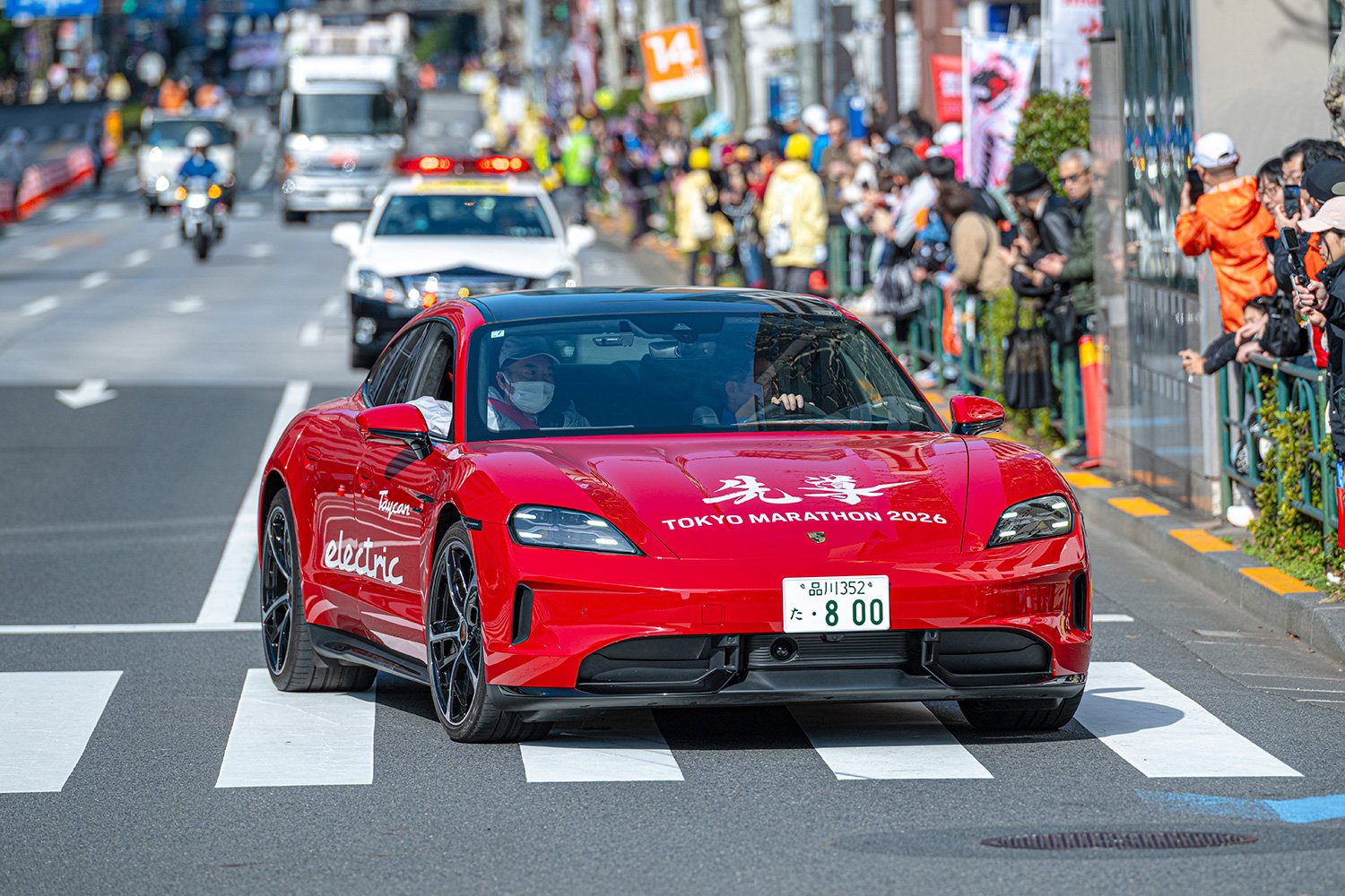 ランナーを先導する鮮やかな赤が印象的なポルシェの「タイカン」　©東京マラソン財団
