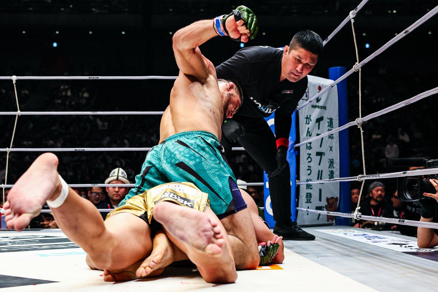 シェイドゥラエフの容赦ないパウンド　©RIZIN FF Susumu Nagao