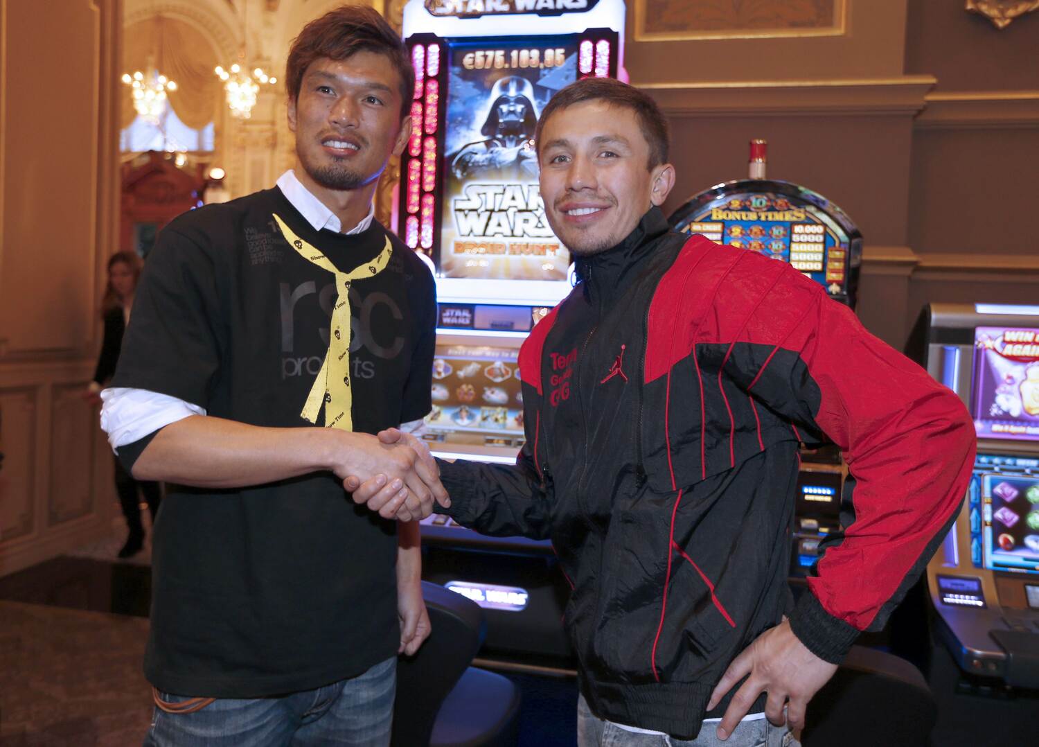 2013年3月、モナコ・モンテカルロ。ゲンナジー・ゴロフキンと対戦前に握手を交わす　©AFP/JIJI PRESS