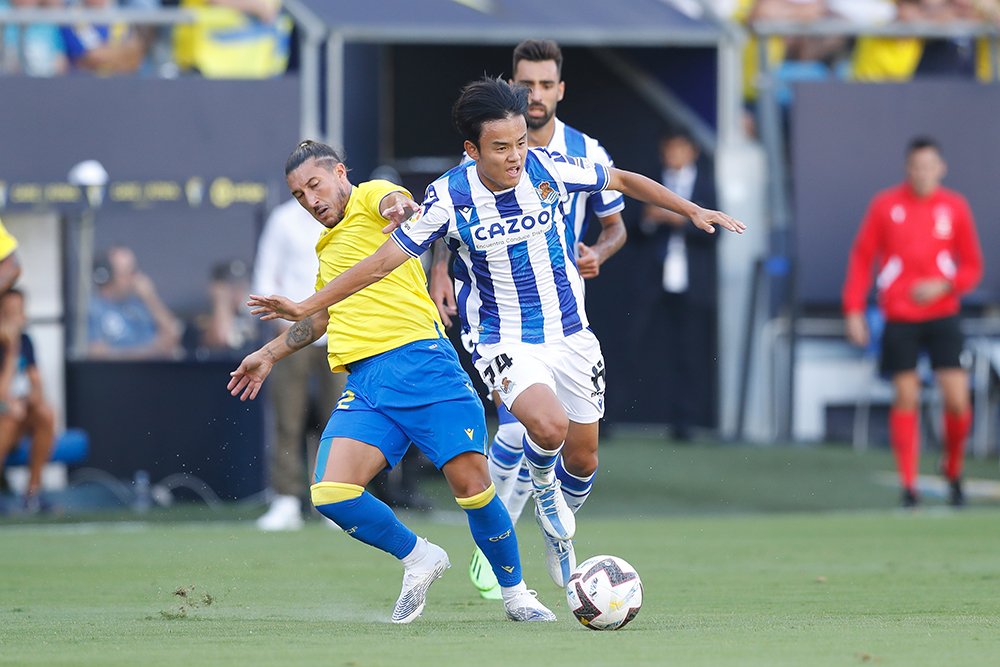 相手のハードマークにも負けない逞しいドリブルも　©Mutsu Kawamori