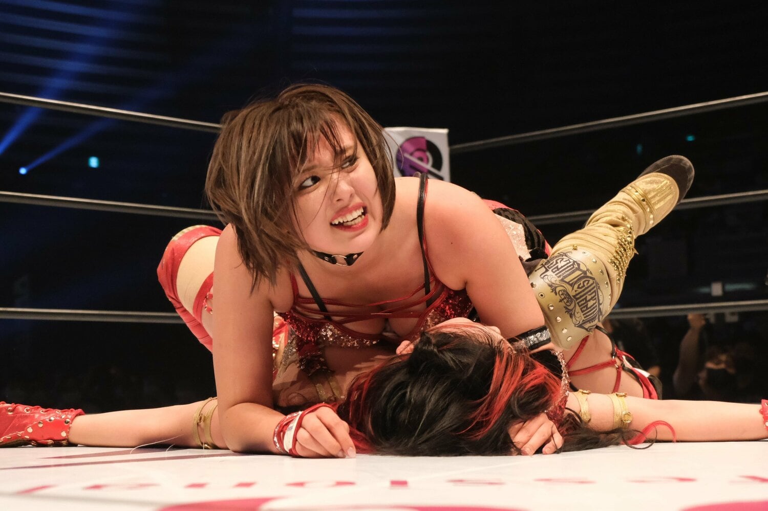 最後はランニングパワーボムで3カウントを奪った