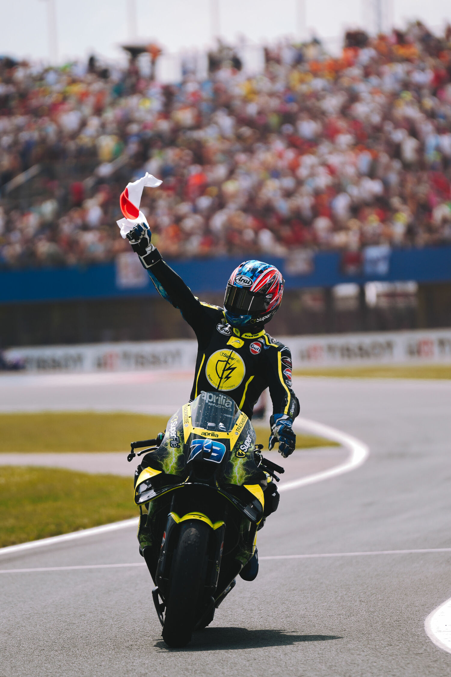 小さな日章旗を手にしてウイニングラン　©MotoGP.com