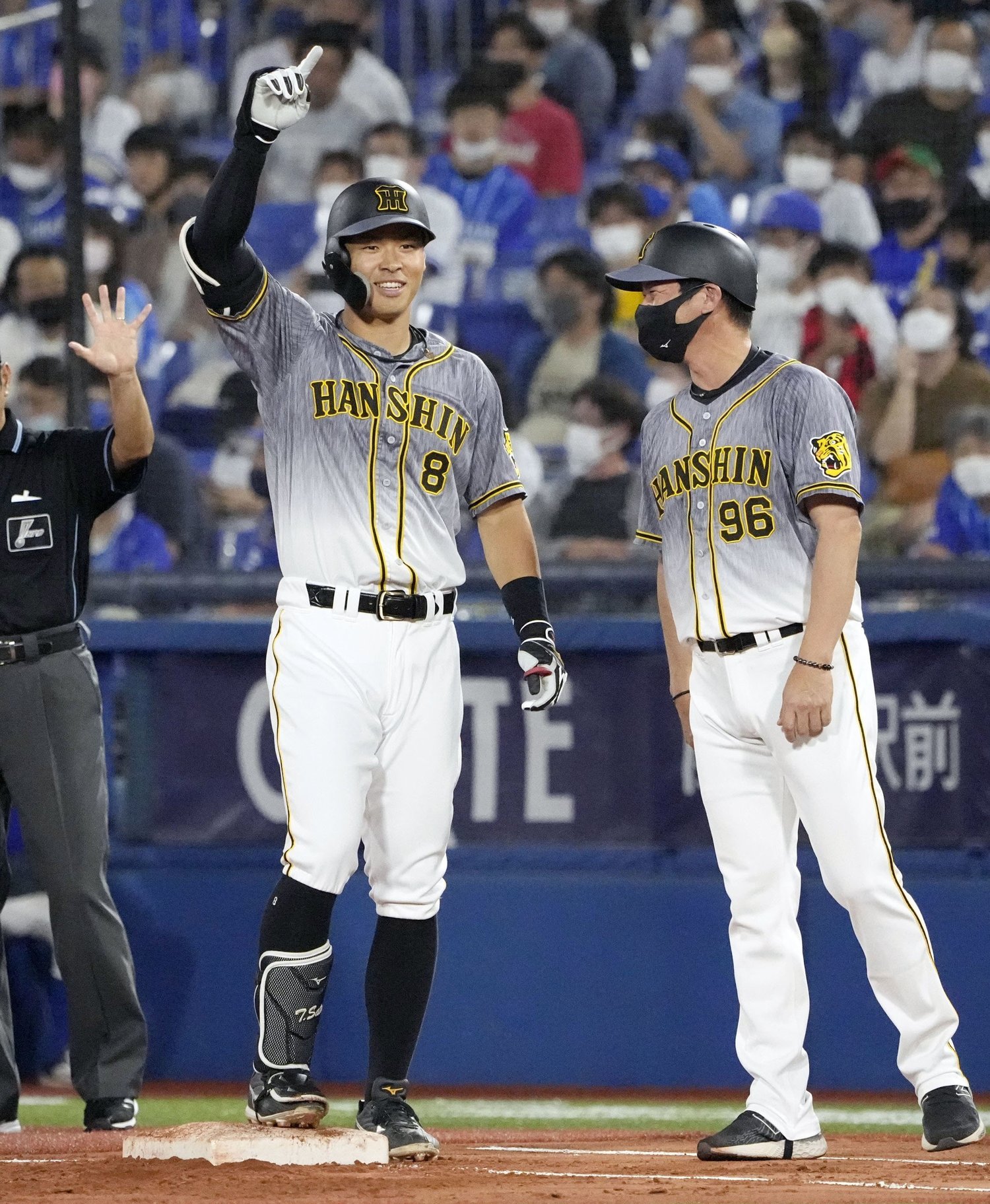 10月5日、60打席ぶりの安打に安堵の表情を見せる佐藤輝明　©KYODO