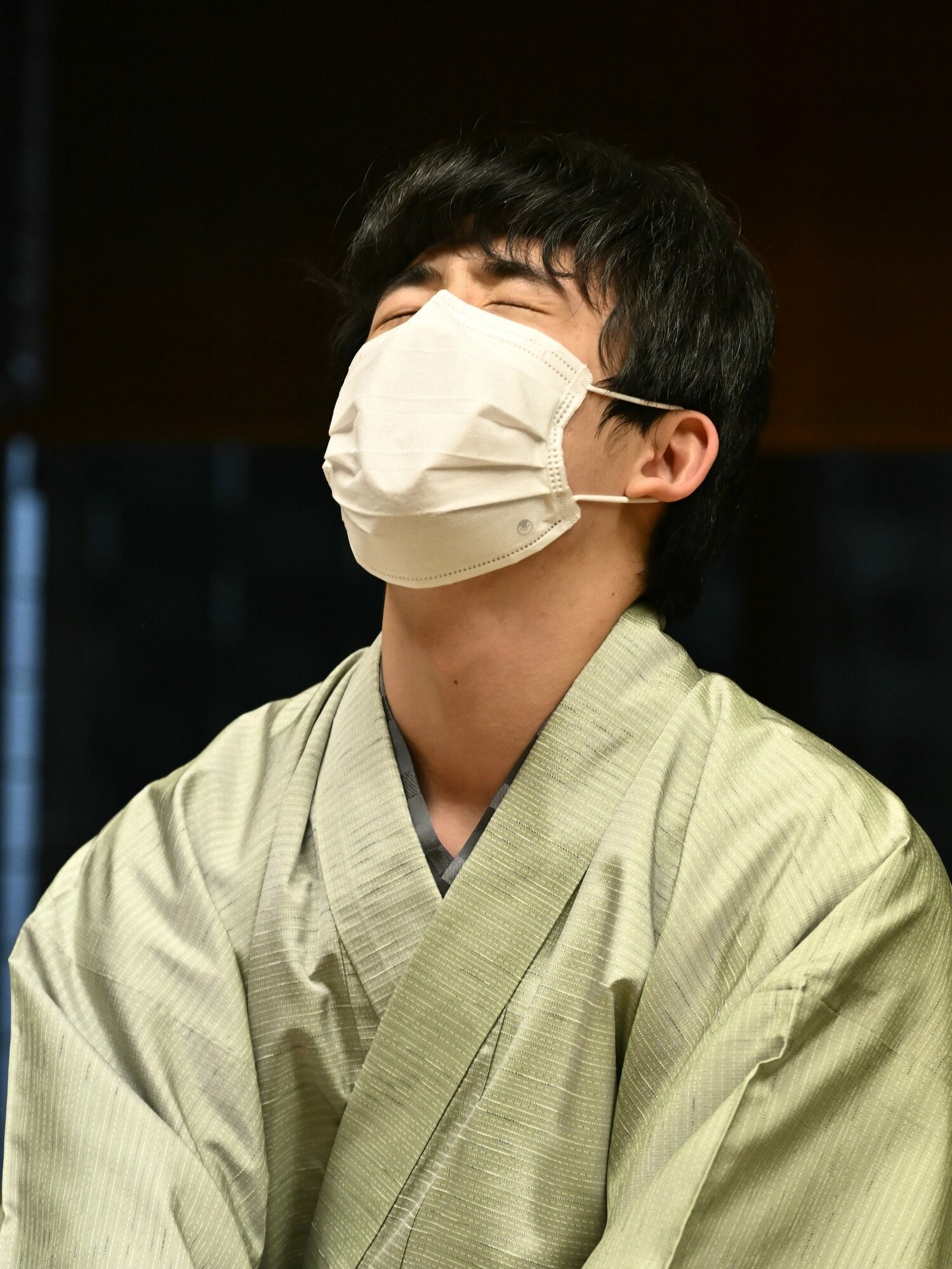 棋王戦第3局、終局後に天を仰ぐ藤井　©JIJI PRESS