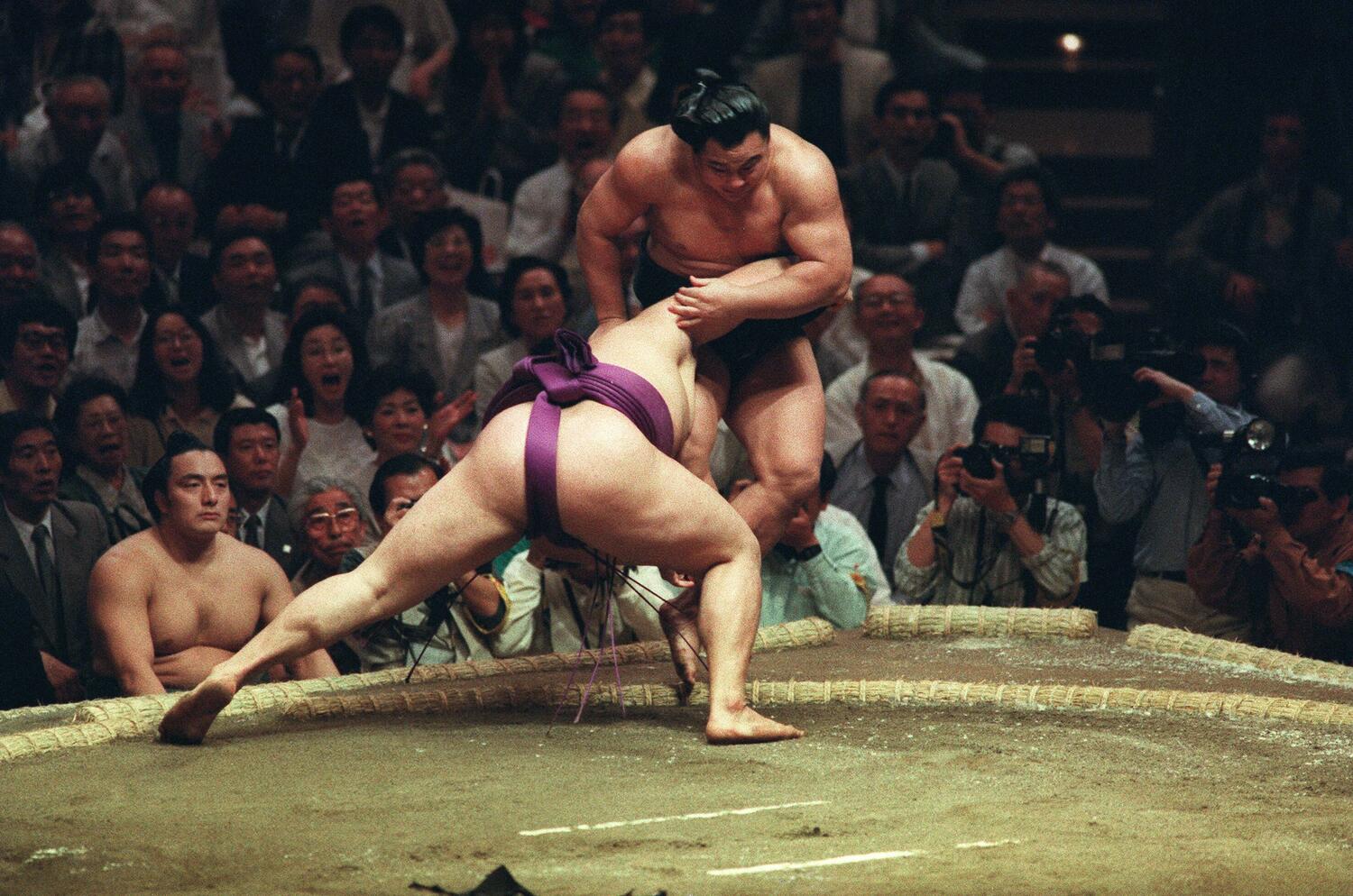 1991年夏場所初日、当時18歳の貴花田に敗れた千代の富士　©JIJI PRESS