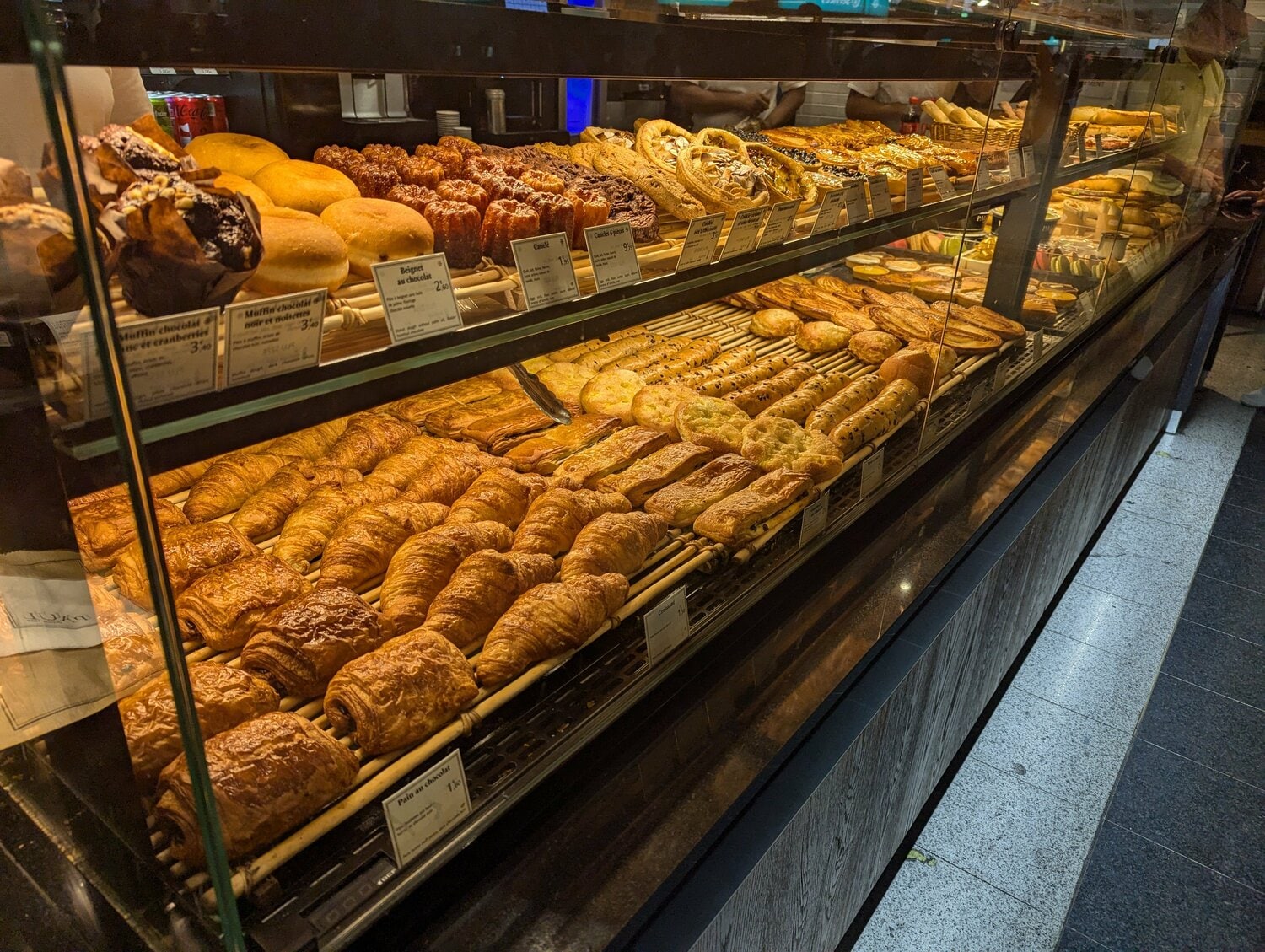 パン屋に陳列されたクロワッサン。シンプルなパン類は総じてリーズナブルだ ©Yu Saito