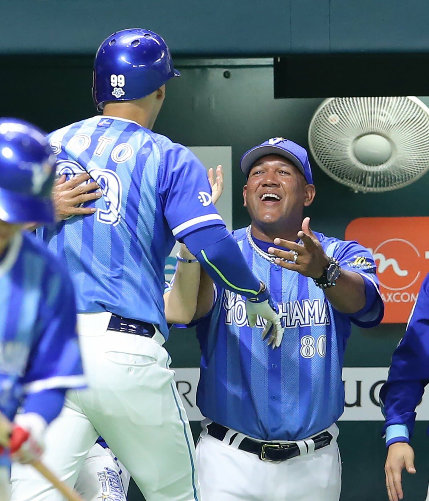 ソトを出迎えるラミレス監督　©︎JIJI PRESS