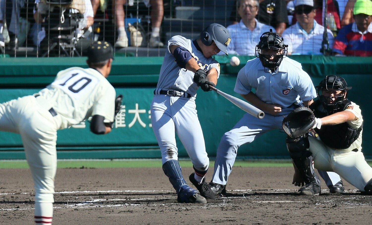 写真は仙台育英時代の渡辺郁也。2012年、高3夏の甲子園でホームランを打ったシーン。高校卒業後は青山学院大に進学した　©JIJI PRESS