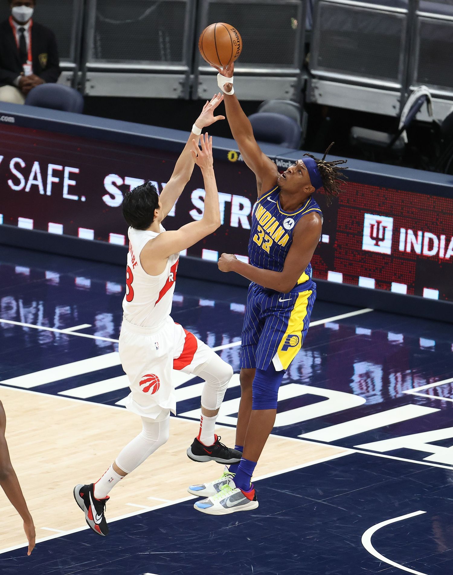 マイルズ・ターナーとのマッチアップ　©︎Getty Images