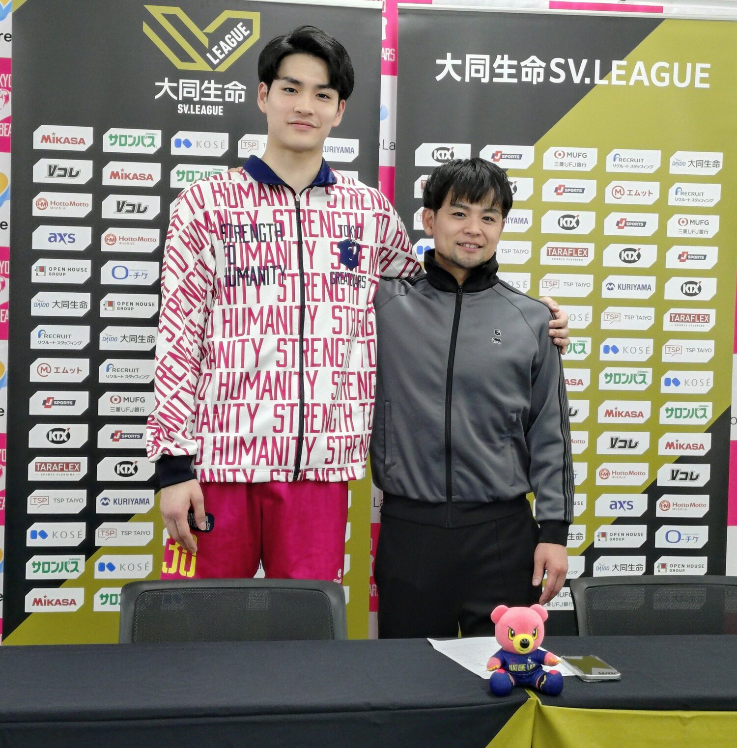 試合後の会見で古賀太一郎主将と写真に収まる川野琢磨(写真=筆者撮影)