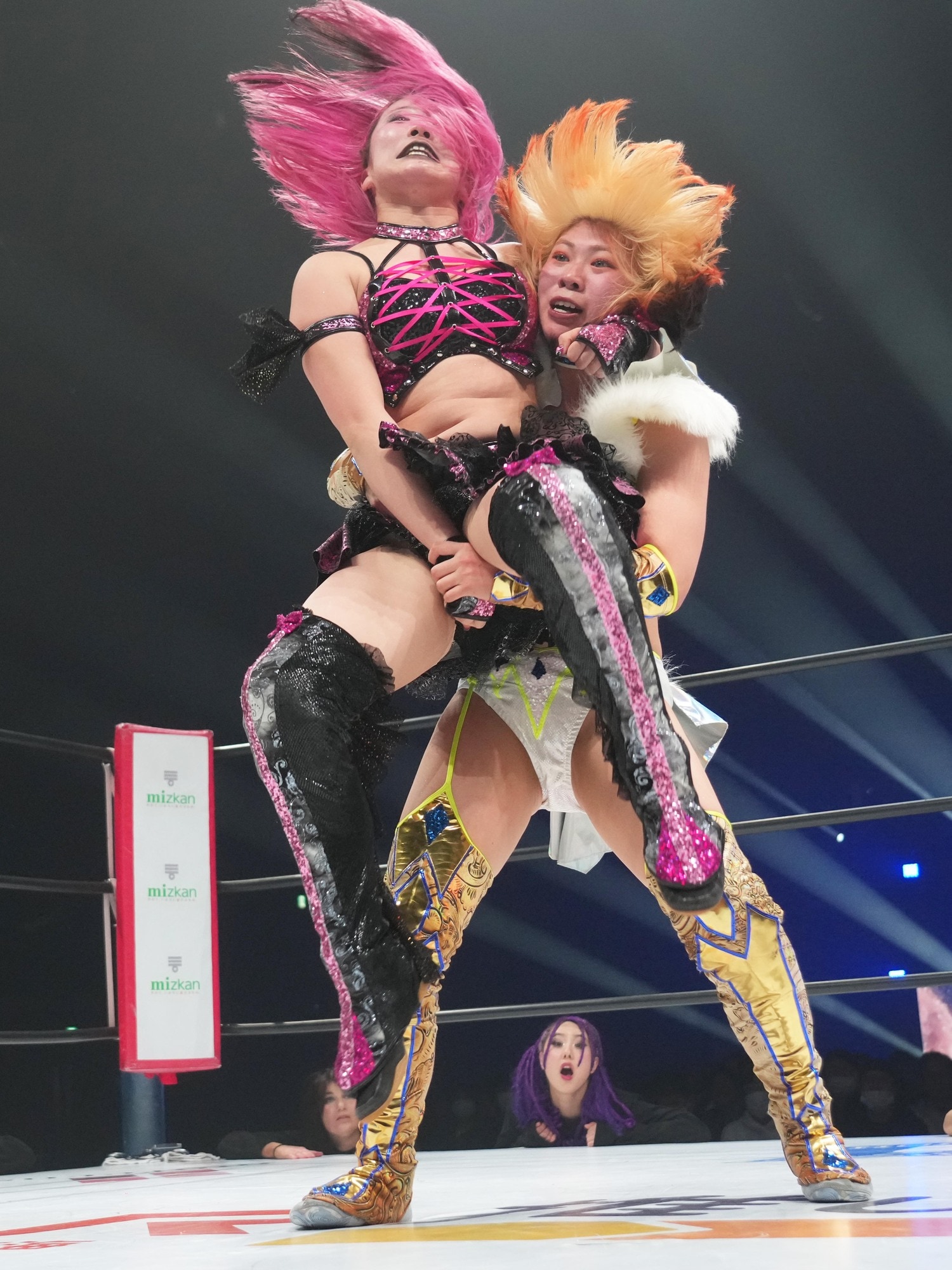 リスト式バックドロップホールドで吏南をフォールした羽南　©Essei Hara