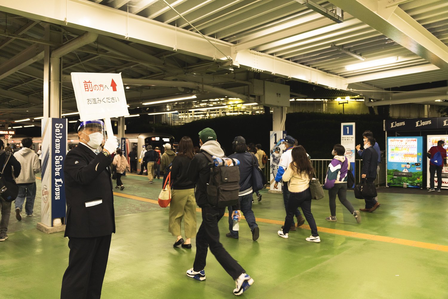 前方への乗車を促す駅員②