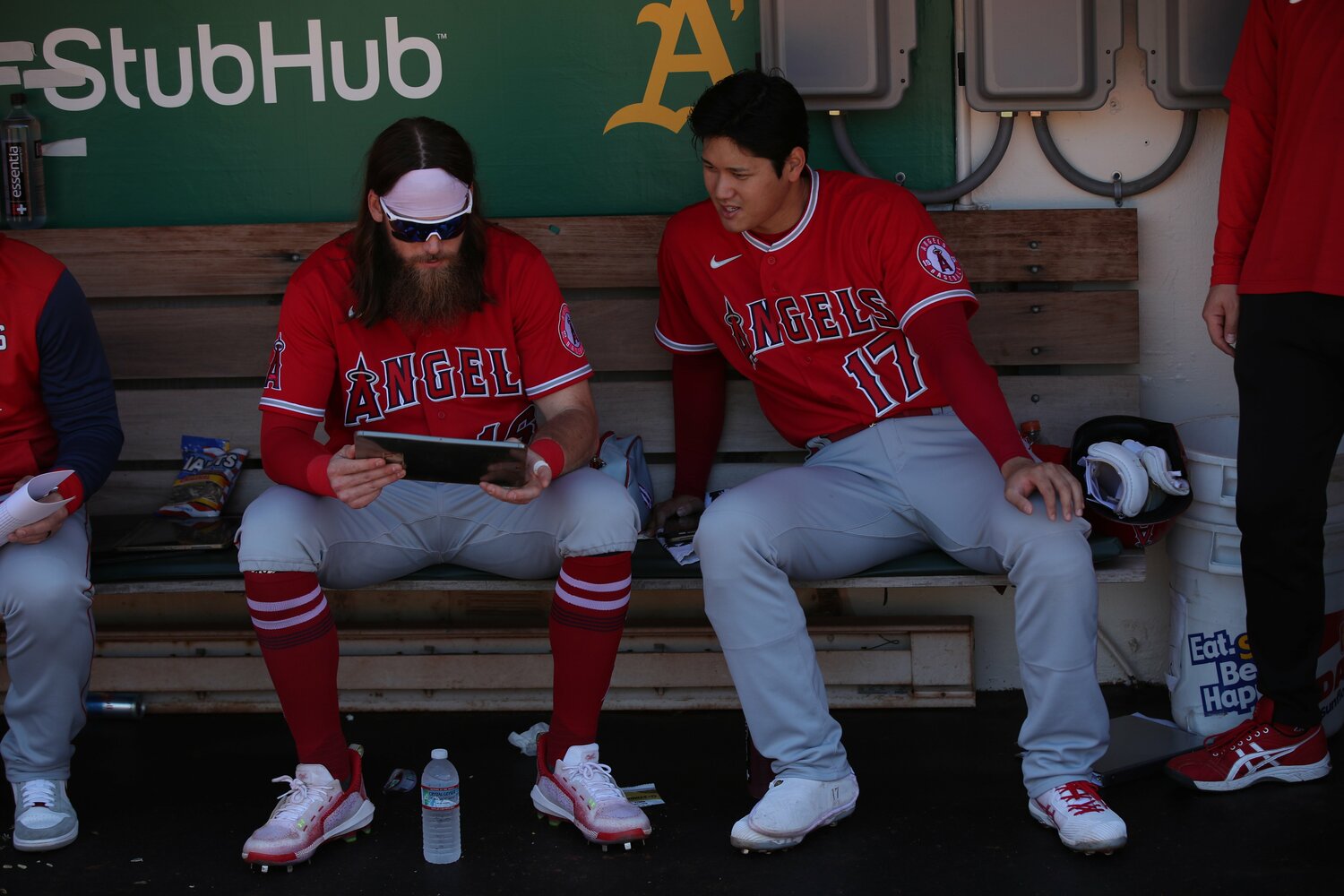 タブレットを見ながら雑談する大谷とマーシュ　©︎Getty Images