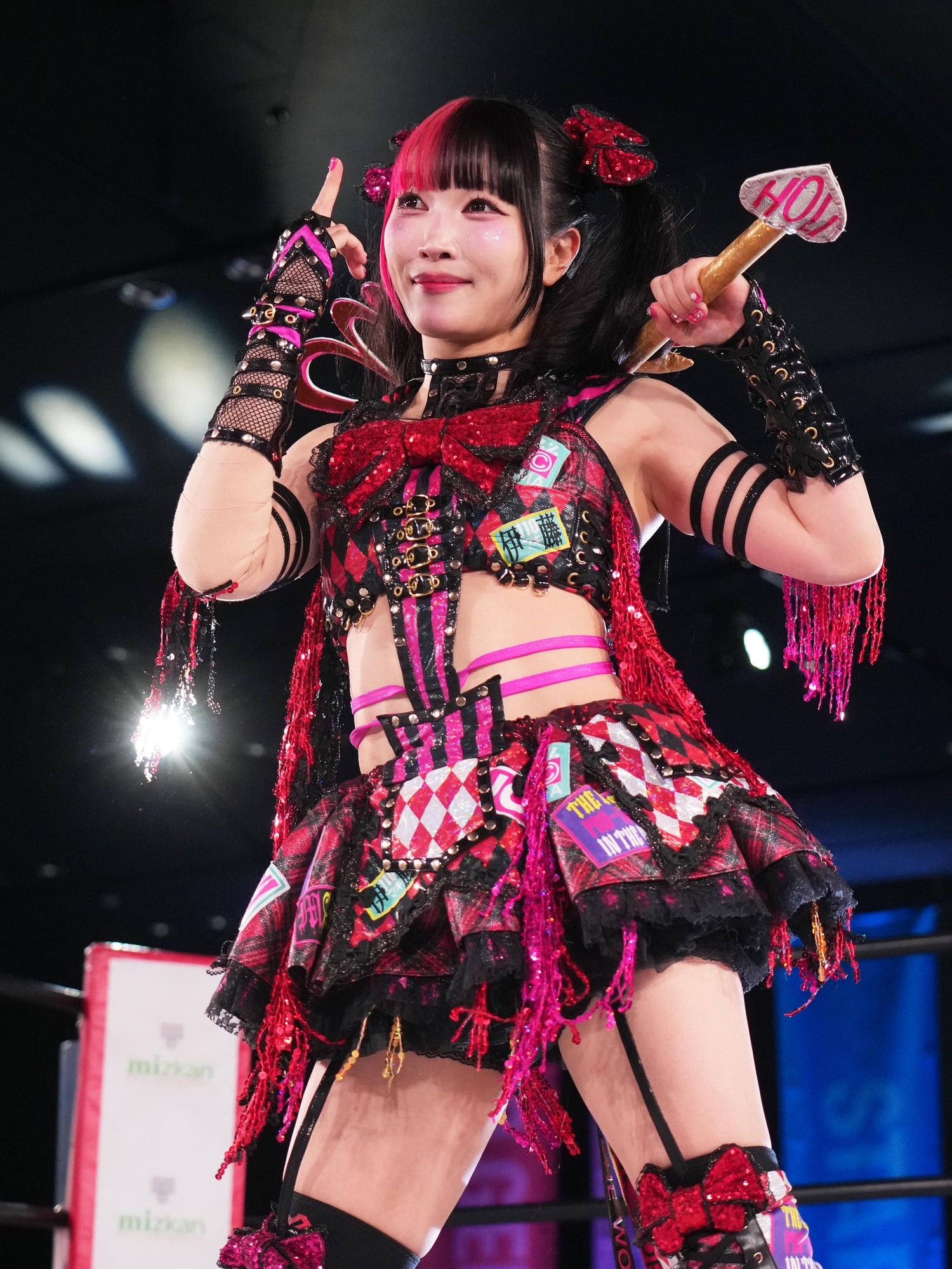 伊藤麻希の入場パフォーマンス ©Essei Hara